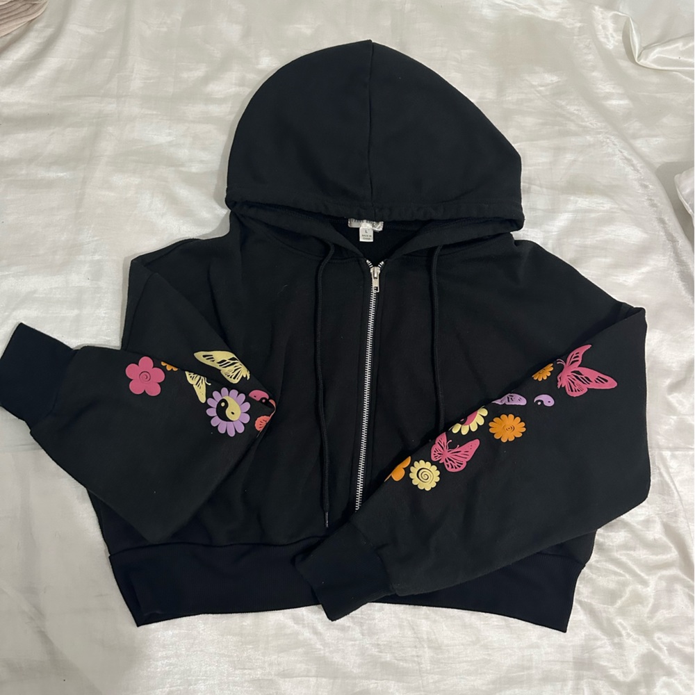 Crop hoodie with grafic in the back and sleeves.